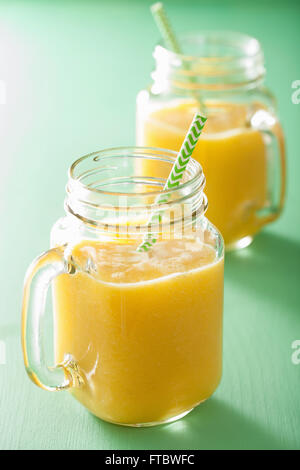 Smoothie ananas mangue sains dans des pots Mason Banque D'Images