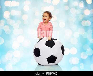 Mulâtre happy little baby girl Playing with ball Banque D'Images