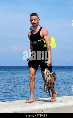 CUBA - Septembre 2011 : La Havane.Malecón,homme avec ses prises d'octopus Banque D'Images