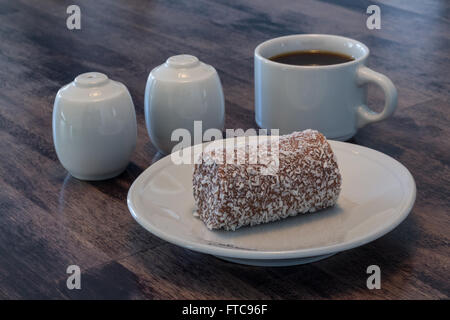 La nourriture en Islande. C'est un bonbon avec du café. Les salières et poivrières sont juste pour l'apparence. Banque D'Images