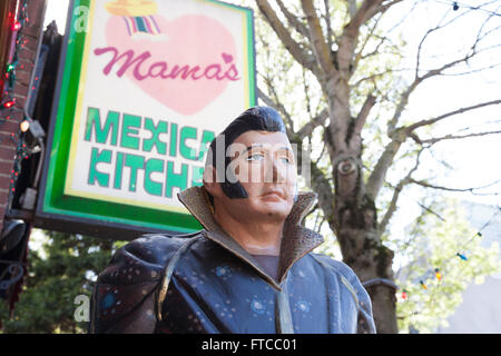Seattle, Washington, USA. 26 mars, 2016. Elvis Presley célèbre statue devant le restaurant. Mama's Mexican Cuisine, une institution locale bien-aimé pendant quatre décennies, fermera ses portes le 31 mars 2016. Ouvert en 1974, le plus ancien restaurant mexicain de Seattle est connue pour son décor kitsch Elvis et les grandes plaques. La propriété, qui a été vendu à une entreprise de développement, sera démoli et remplacé par un huit étages du bâtiment. Crédit : Paul Gordon/Alamy Live News Banque D'Images