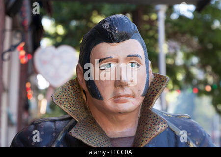 Seattle, Washington, USA. 26 mars, 2016. Elvis Presley célèbre statue devant le restaurant. Mama's Mexican Cuisine, une institution locale bien-aimé pendant quatre décennies, fermera ses portes le 31 mars 2016. Ouvert en 1974, le plus ancien restaurant mexicain de Seattle est connue pour son décor kitsch Elvis et les grandes plaques. La propriété, qui a été vendu à une entreprise de développement, sera démoli et remplacé par un huit étages du bâtiment. Crédit : Paul Gordon/Alamy Live News Banque D'Images