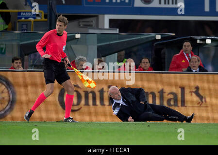 Guido Kleve (arbitre), Vicente Del Bosque (ESP), 24 mars 2016 - Football : match amical entre l'Italie 1-1 Espagne au stade Friuli à Udine, Italie. (Photo de Maurizio Borsari/AFLO) Banque D'Images