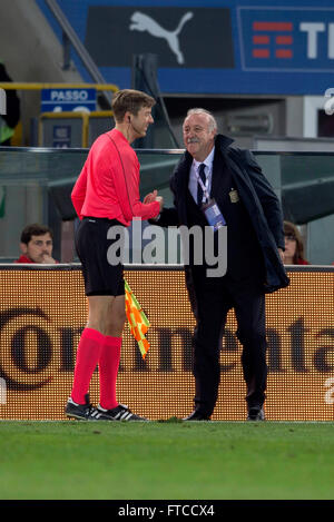 Guido Kleve (arbitre), Vicente Del Bosque (ESP), 24 mars 2016 - Football : match amical entre l'Italie 1-1 Espagne au stade Friuli à Udine, Italie. (Photo de Maurizio Borsari/AFLO) Banque D'Images