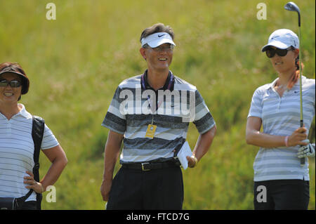 Kohler, Wis, USA. 4 juillet, 2012. Michelle Wie et ses parents Bo, à gauche, et l'père BJ, au cours d'une ronde de pratique pour l'US Women's Open à Blackwolf Run le 4 juillet 2012 à Kohler, Wisconsin. ZUMA Press/Scott A. Miller © Scott A. Miller/ZUMA/Alamy Fil Live News Banque D'Images