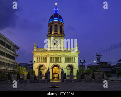 Bangkok, Bangkok, Thaïlande. Mar 27, 2016. Église de Santa Cruz à Bangkok le dimanche de Pâques. Santa Cruz est l'une des premières églises catholiques établi à Bangkok. Il a été construit à la fin des années 1700 par des soldats portugais allié au Roi Taksin le grand dans ses batailles contre les Birmans qui ont envahi la Thaïlande (Siam) ensuite. Il y a environ 300 000 catholiques en Thaïlande, dans 10 diocèses avec 436 paroisses. Pâques marque la résurrection de Jésus après sa crucifixion et est célébrée dans les communautés chrétiennes à travers le monde. © Jack Kurtz/ZUMA/Alamy Fil Live News Banque D'Images