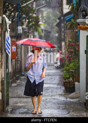 Bangkok, Bangkok, Thaïlande. Mar 27, 2016. Une femme marche à travers la pluie pour services de Pâques à l'église de Santa Cruz à Bangkok. Santa Cruz est l'une des premières églises catholiques établi à Bangkok. Il a été construit à la fin des années 1700 par des soldats portugais allié au Roi Taksin le grand dans ses batailles contre les Birmans qui ont envahi la Thaïlande (Siam) ensuite. Il y a environ 300 000 catholiques en Thaïlande, dans 10 diocèses avec 436 paroisses. Pâques marque la résurrection de Jésus après sa crucifixion et est célébrée dans les communautés chrétiennes à travers le monde. (Crédit Image : © Jack Kurtz via ZUMA Banque D'Images