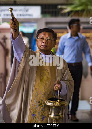 Bangkok, Bangkok, Thaïlande. Mar 27, 2016. Le prêtre asperge d'eau bénite sur les paroissiens à Pâques services à Santa Cruz Church à Bangkok. Santa Cruz est l'une des premières églises catholiques établi à Bangkok. Il a été construit à la fin des années 1700 par des soldats portugais allié au Roi Taksin le grand dans ses batailles contre les Birmans qui ont envahi la Thaïlande (Siam) ensuite. Il y a environ 300 000 catholiques en Thaïlande, dans 10 diocèses avec 436 paroisses. Pâques marque la résurrection de Jésus après sa crucifixion et est célébrée dans les communautés chrétiennes à travers le monde. (Crédit Image : © Banque D'Images