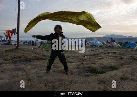 Idomeni, Grèce. 26 mars, 2016. Après la fermeture de l'Greek-Skopje les frontières, scellant la route des Balkans de l'Ouest, suivie par l'annonce du gouvernement grec, les réfugiés demandent de libérer les Ideomeni camp de transit, un groupe important de réfugiés sont partis vers d'autres camps en Grèce tandis que d'autres ont décidé de rester et de manifester contre l'itinéraire à l'Greek-Skopje d'étanchéité des frontières de l'état, le 28 mars le GR vice-secrétaire a appelé les réfugiés de plus de 250.000 euros à investir en Grèce !. Images de la municipalité Paoenia, Kilkis, Macédoine centrale. Credit : Vassilis Triantafyllidis/Alamy Live News Banque D'Images