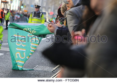 Dublin, Irlande. 27 mars, 2016. Les foules dans un soleil de Pâques parade du centenaire. Credit : reallifephotos/Alamy Live News Banque D'Images