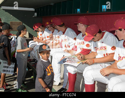 Los Angeles, CA, USA. Mar 26, 2016. Les joueurs de l'USC signer des autographes pour les enfants un jeu entre la conférence non UCSB gauchos et les USC Trojans à Dedeaux Field à Los Angeles, Californie. Défait 9-5 USC UCSB.(crédit obligatoire : Juan/MarinMedia.org/Cal Lainez Sport Media) © csm/Alamy Live News Banque D'Images