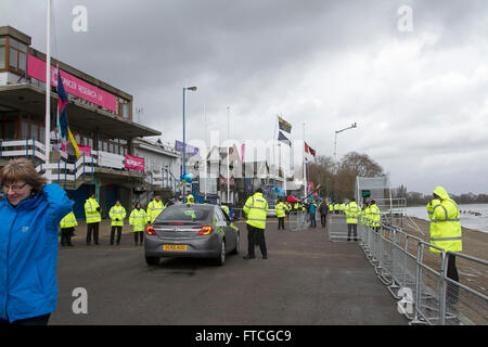 Putney Londres, Royaume-Uni. 27 mars 2016. Construire jusqu'à Putney avant le début de la 162e Cancer Research UK -Newton University boat race entre Oxford et Cambridge University boat Crédit : clubs amer ghazzal/Alamy Live News Banque D'Images