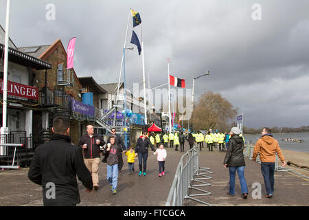 Putney Londres, Royaume-Uni. 27 mars 2016. Construire jusqu'à Putney avant le début de la 162e Cancer Research UK -Newton University boat race entre Oxford et Cambridge University boat Crédit : clubs amer ghazzal/Alamy Live News Banque D'Images