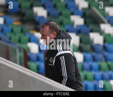 Stade National de Football, Belfast, Irlande du Nord. 27 mars 2016. L'Irlande du manager Michael O'Neill à l'entraînement ce matin. L'Irlande du Nord Slovénie jouer dans un match amical demain soir. O'Neill continue à augmenter avec les résultats internationaux récents. Crédit : David Hunter/Alamy Live News Banque D'Images