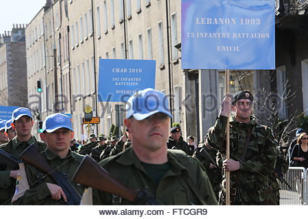 Dublin, Irlande. 27 mars, 2016. Les membres des forces de l'Irlande qui ont servi à l'étranger en mars la procession à Dublin aujourd'hui dans le cadre de la semaine du centenaire de 1916. Credit : reallifephotos/Alamy Live News Banque D'Images