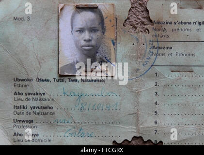 13 mars 2016 - 13 mars 2016 - secteur Ntarama, district de Bugesera, Rwanda - La portée d'une carte d'identité nationale d'une jeune femme, dont le nom de famille d'Uwimana, est conservé dans un récipient de stockage sur le terrain de l'église de Ntarama, qui est aujourd'hui le Mémorial du Génocide Ntarama. Selon le site commémoratif manager Uwimana a été tué par ces motifs avec 5 000 autres Tutsis le 15 avril 1994. Au cours de cette période d'une carte nationale d'identité ont été marqués à l'étiquette de l'origine ethnique du titulaire ; après le génocide, notamment la classification ethnique a été interdit par le gouvernement. (Crédit Image : © Francis via ZU Ric Banque D'Images