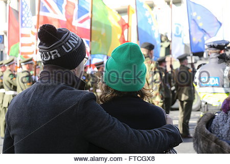 Dublin, Irlande. 27 mars, 2016. Grand soleil brillant en couleur comme Dublin irlandais easter parade en l'honneur de l'augmentation de 1916 a lieu. Credit : reallifephotos/Alamy Live News Banque D'Images