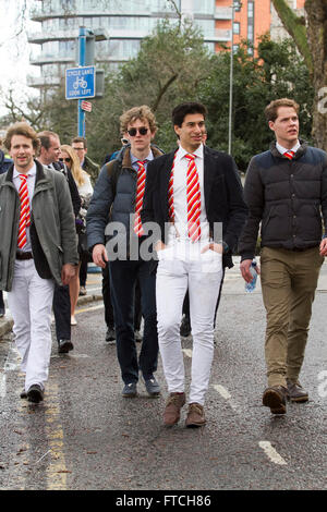 Putney Londres, Royaume-Uni. 27 mars 2016. Les élèves commencent à arriver pour regarder la 162e Cancer Research UK -Newton University boat race entre Oxford et Cambridge University boat Crédit : clubs amer ghazzal/Alamy Live News Banque D'Images