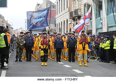 Dublin, Irlande. 27 mars, 2016. Un groupe participant à la parade de Pâques marque une pause en Dame Street Dublin avant de passer sur le pont en direction de O Connell. L'augmentation de Pâques 1916 a eu lieu dans un mélange de soleil et de douches dans la capitale irlandaise. Credit : reallifephotos/Alamy Live News Banque D'Images