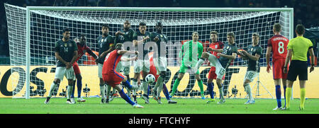 Berlin, Allemagne. Mar 26, 2016. Harry l'Angleterre Kane (C) prend un coup franc contre l'Allemand Emre Can (L-R), Sami Khedira, Jonathan Tah, Mario Gomez, Antonio Ruediger, Thomas Müller et Toni Kroos au cours de l'international football match amical entre l'Allemagne et l'Angleterre, à l'Olympiastadion de Berlin, Allemagne, 26 mars 2016. Photo : JENS WOLF/dpa/Alamy Live News Banque D'Images