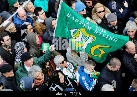 Dublin, Irlande. Mar 27, 2016. Les gens regardent la parade marquant le 100e anniversaire de l'augmentation de 1916 à Dublin, Irlande, le 27 mars 2016. La hausse de 1916 était une rébellion armée contre la domination britannique en Irlande, qui a commencé le lundi de Pâques, 24 avril, 1916, et durer six jours. Credit : Maxwell Photography/Xinhua/Alamy Live News Banque D'Images