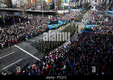 Dublin, Irlande. Mar 27, 2016. Photo prise le 27 mars 2016 montre la parade marquant le 100e anniversaire de l'augmentation de 1916 à Dublin, Irlande, le 27 mars 2016. La hausse de 1916 était une rébellion armée contre la domination britannique en Irlande, qui a commencé le lundi de Pâques, 24 avril, 1916, et durer six jours. Credit : Maxwell Photography/Xinhua/Alamy Live News Banque D'Images