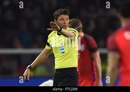 Berlin, Allemagne. Mar 26, 2016. Arbitre Gianluca Rocchi de l'Italie en action au cours de l'international football match amical entre l'Allemagne et l'Angleterre, à l'Olympiastadion de Berlin, Allemagne, 26 mars 2016. Photo : SOEREN STACHE/dpa/Alamy Live News Banque D'Images