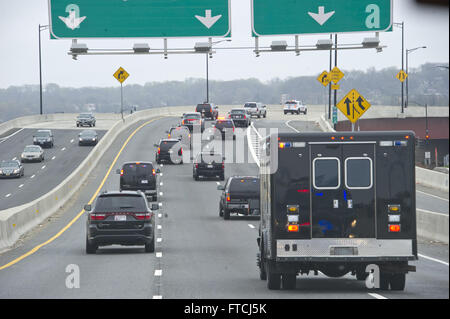 Alexandria, Virginia, USA. Mar 27, 2016. Cortège présidentiel en route vers l'historique d'Alfred Street Baptist Church, à Alexandria, en Virginie, où le président des États-Unis Barack Obama et la première famille sont à pour célébrer Pâques le dimanche, Mars 27, 2016.Crédit : Ron Sachs/Piscine via CNP © Ron Sachs/CNP/ZUMA/Alamy Fil Live News Banque D'Images