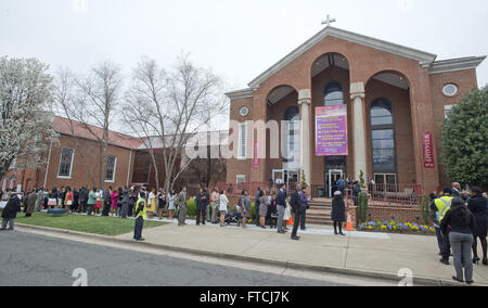 Alexandria, Virginia, USA. Mar 27, 2016. Paroissiens attendre en ligne à l'extérieur de l'historique d'Alfred Street Baptist Church, à Alexandria, en Virginie, où le président des États-Unis Barack Obama et la première famille sont pour célébrer Pâques le dimanche, Mars 27, 2016.Crédit : Ron Sachs/Piscine via CNP © Ron Sachs/CNP/ZUMA/Alamy Fil Live News Banque D'Images