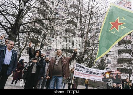 Berlin, Allemagne. 27 mars, 2016. Les Protestants tenir une minute de silence pendant le rassemblement contre l'isolement de Abdullah Ã-calan et la situation politique actuelle du peuple kurde et l'opposition politique en Turquie organisé par HDP (Halklarin Demokratik Partisi) à à Kottbusser Tor dans Kreuzberg, Berlin. Crédit : Jan Scheunert/ZUMA/Alamy Fil Live News Banque D'Images