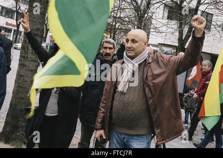 Berlin, Allemagne. 27 mars, 2016. Les Protestants tenir une minute de silence pendant le rassemblement contre l'isolement de Abdullah Ã-calan et la situation politique actuelle du peuple kurde et l'opposition politique en Turquie organisé par HDP (Halklarin Demokratik Partisi) à à Kottbusser Tor dans Kreuzberg, Berlin. Crédit : Jan Scheunert/ZUMA/Alamy Fil Live News Banque D'Images