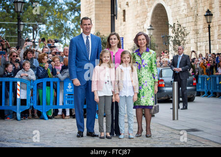 Palma de Mallorca, Espagne. Mar 27, 2016. Le roi Felipe, Letizia, Leonor Queen Princess, Princess Sofia et la Reine Sofia assister à la messe de Pâques à la cathédrale de Palma de Majorque, Espagne, 27 mars 2016. Photo : Patrick van Katwijk/ POINT DE VUE - PAS DE FIL - SERVICE/dpa/Alamy Live News Crédit : afp photo alliance/Alamy Live News Banque D'Images