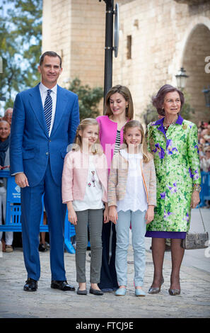 Palma de Mallorca, Espagne. Mar 27, 2016. Le roi Felipe, Letizia, Leonor Queen Princess, Princess Sofia et la Reine Sofia assister à la messe de Pâques à la cathédrale de Palma de Majorque, Espagne, 27 mars 2016. Photo : Patrick van Katwijk/ POINT DE VUE - PAS DE FIL - SERVICE/dpa/Alamy Live News Crédit : afp photo alliance/Alamy Live News Banque D'Images