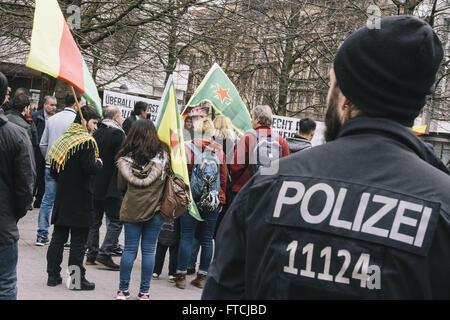 Berlin, Allemagne. 27 mars, 2016. Police devant un groupe de manifestants lors de la manifestation contre l'isolement de Abdullah Ã-calan et la situation politique actuelle du peuple kurde et l'opposition politique en Turquie organisé par HDP (Halklarin Demokratik Partisi) à à Kottbusser Tor dans Kreuzberg, Berlin. Crédit : Jan Scheunert/ZUMA/Alamy Fil Live News Banque D'Images