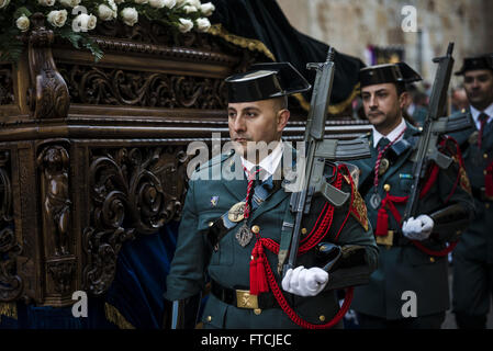 Zamora, Castille et Leon, Espagne. Mar 27, 2016. L'image religieuse de la Vierge dans le antisima Resurreccion' la fraternité est escorté par des agents de la Guardia Civil sur son chemin à travers les rues pendant la procession du Dimanche de Pâques dans la région de Zamora © Matthias Rickenbach/ZUMA/Alamy Fil Live News Banque D'Images