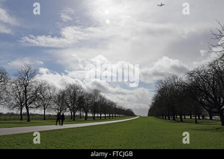 Windsor, Berkshire, Royaume-Uni. 27 mars 2016. Nuages de tempête de recueillir au cours de la Longue Marche à Windsor le dimanche de Pâques. Credit : Julia Gavin UK/Alamy Live News Banque D'Images