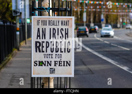 Belfast, Irlande du Nord. 27 Mar 2016 - une reproduction de 1918 affiche électorale dire "Si vous voulez vraiment une République irlandaise, voter pour le Sinn Féin' sur la Falls Road, Belfast Crédit : Stephen Barnes/Alamy Live News Banque D'Images