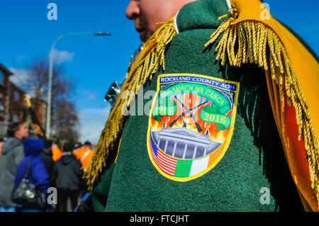 Belfast, Irlande du Nord. 27 mars 2016 - de l'insigne de bras Rockland County (New York) AOH bande à l'Insurrection de Pâques parade de célébration du centenaire. Crédit : Stephen Barnes/Alamy Live News Banque D'Images