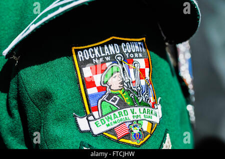 Belfast, Irlande du Nord. 27 Mar 2016 - L'insigne de bras portés par un membre de l'île C. Memorial Larking Pipe Band de Rockland County, New York, à l'Insurrection de Pâques parade de célébration du centenaire. Crédit : Stephen Barnes/Alamy Live News Banque D'Images