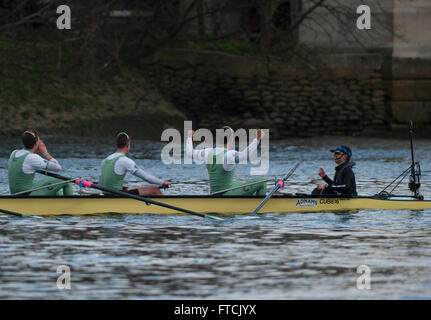 Tideway Thames, London, UK. 27 mars, 2016. Tredell lance la plus célèbre CUBC gagner Oxford dans le Cancer Research UK 2016 Boat Race. Crédit : Stephen Bartholomew/Alamy Live News Banque D'Images