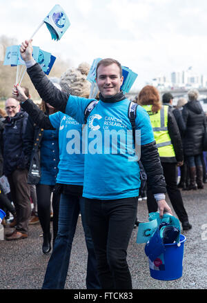 La Thames Tideway, Londres, Royaume-Uni. Mar 27, 2016. Le Cancer Research UK Boat Race. La recherche sur le cancer bénévoles avant la course : Action Crédit Plus Sport/Alamy Live News Banque D'Images