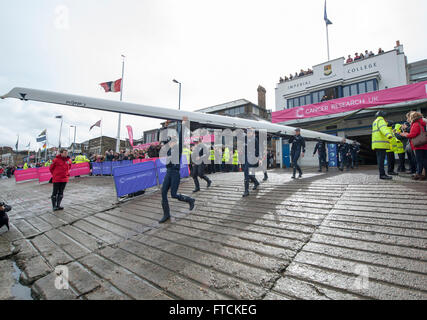 Tideway Thames, London, UK. 27 mars, 2016. Oxford University Women's crew se préparent à lancer la recherche sur le cancer avant la course de bateaux des femmes. Crédit : Stephen Bartholomew/Alamy Live News Banque D'Images