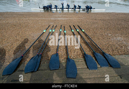 Tideway Thames, London, UK. 27 mars, 2016. Oxford University Women's crew se préparent à lancer la recherche sur le cancer avant la course de bateaux des femmes. Crédit : Stephen Bartholomew/Alamy Live News Banque D'Images