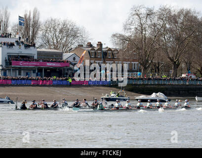 Tideway Thames, London, UK. 27 mars, 2016. Cambridge University Women's bleu bateau légèrement en avant d'Oxford University Women's bleu bateau au départ de la course à Putney remblai. Crédit : Stephen Bartholomew/Alamy Live News Banque D'Images