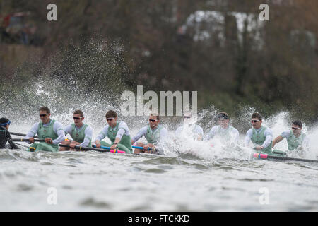 Londres, Royaume-Uni. 27 mars, 2016. La Boat Race. Le Cancer Research UK des courses de bateaux en 2016. Tenue sur le Tideway, Tamise entre Putney et Mortlake, Londres, Angleterre, Royaume-Uni. L'Université d'Oxford OUBC Bleu Bateau équipage :-) Bow McKirdy George ; 2) James White ; 3) Morgan Gerlak ; 4) Joshua Bugajski ; 5) Leo Carrington ; 6) Jørgen Tveit ; 7) James Cook ; Course) Nik Hazell ; Cox) Sam Collier ; entraîneur en chef) Sean Bowden. Credit : Duncan Grove/Alamy Live News Banque D'Images