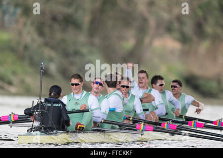 Londres, Royaume-Uni. 27 mars, 2016. La Boat Race. Le Cancer Research UK des courses de bateaux en 2016. Tenue sur le Tideway, Tamise entre Putney et Mortlake, Londres, Angleterre, Royaume-Uni. L'Université d'Oxford OUBC Bleu Bateau équipage :-) Bow McKirdy George ; 2) James White ; 3) Morgan Gerlak ; 4) Joshua Bugajski ; 5) Leo Carrington ; 6) Jørgen Tveit ; 7) James Cook ; Course) Nik Hazell ; Cox) Sam Collier ; entraîneur en chef) Sean Bowden. Credit : Duncan Grove/Alamy Live News Banque D'Images