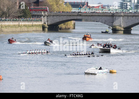 Londres, Royaume-Uni. 27 mars, 2016. La Boat Race. Le Cancer Research UK des courses de bateaux en 2016. Tenue sur le Tideway, Tamise entre Putney et Mortlake, Londres, Angleterre, Royaume-Uni. Le OUWBC CUWBC et Women's Blue Boats commencent leur course. Duncan crédit Grove PPL. Credit : Duncan Grove/Alamy Live News Banque D'Images