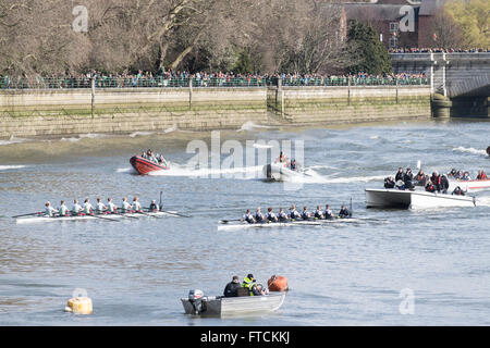 Londres, Royaume-Uni. 27 mars, 2016. La Boat Race. Le Cancer Research UK des courses de bateaux en 2016. Tenue sur le Tideway, Tamise entre Putney et Mortlake, Londres, Angleterre, Royaume-Uni. Le OUWBC CUWBC et Women's Blue Boats commencent leur course. Duncan crédit Grove PPL. Credit : Duncan Grove/Alamy Live News Banque D'Images