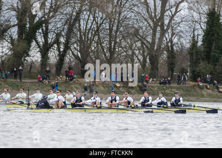 Londres, Royaume-Uni. 27 mars, 2016. La Boat Race. Le Cancer Research UK des courses de bateaux en 2016. Tenue sur le Tideway, Tamise entre Putney et Mortlake, Londres, Angleterre, Royaume-Uni. L'Université d'Oxford OUBC Bleu Bateau équipage :-) Bow McKirdy George ; 2) James White ; 3) Morgan Gerlak ; 4) Joshua Bugajski ; 5) Leo Carrington ; 6) Jørgen Tveit ; 7) James Cook ; Course) Nik Hazell ; Cox) Sam Collier ; entraîneur en chef) Sean Bowden. Credit : Duncan Grove/Alamy Live News Banque D'Images