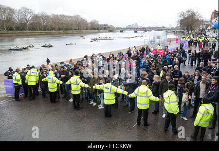 La Thames Tideway, Londres, Royaume-Uni. Mar 27, 2016. Le Cancer Research UK Boat Race. Spectateurs attendre la course pour commencer : Action Crédit Plus Sport/Alamy Live News Banque D'Images